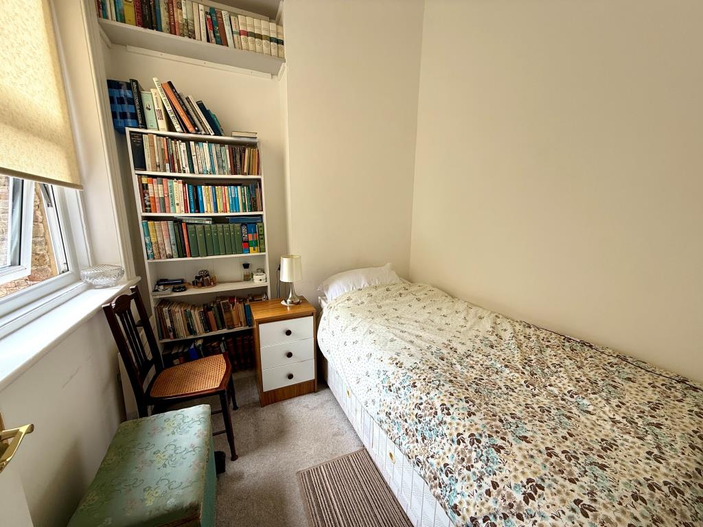 Lot: 141 - WELL PRESENTED TWO-BEDROOM FLAT - Bedroom two